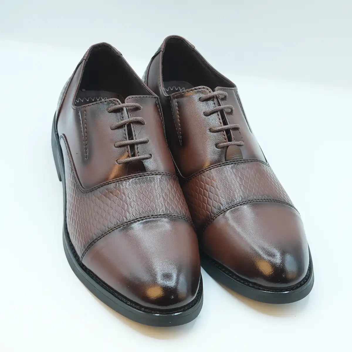 Classic Lace-Up Footwear Tailored for the Modern Man with Timeless Style GS51