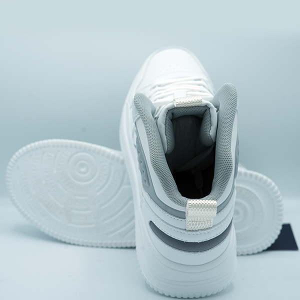 Trendy White Sneakers for Men – Sporty Street Style with Graphic Side Design